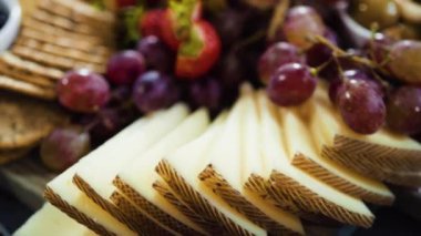 Taze meyve, gurme peynir ve kraker ile peynir tabağı hazırlıyorum..