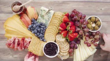 Taze meyve, gurme peynir ve kraker ile peynir tabağı hazırlıyorum..