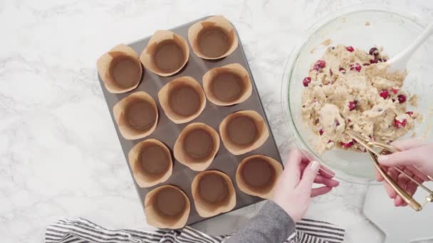 Göra Muffins Koppar För Att Baka Tranbär Muffins — Stockvideo