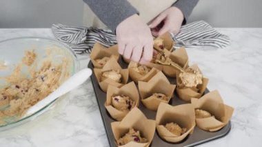 Kızılcık keki pişirmek için kek fincanı yapıyorum..