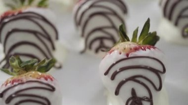 Çikolataya batırılmış organik çilek yapmak. 