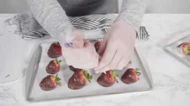 Çikolataya batırılmış organik çilek yapmak. 