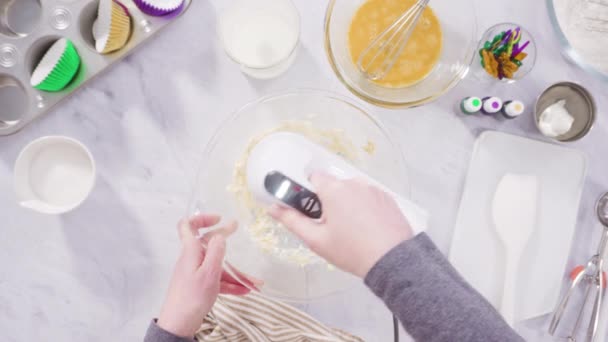 マーディ グラスのお祝いのためのイタリアのバタークリームアイスとバニラカップケーキを作る — ストック動画