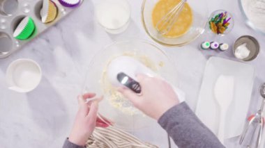 Mardi Gras kutlaması için İtalyan kremalı vanilyalı kek yapıyorum..