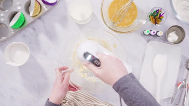 Fazendo Cupcakes Baunilha Com Cobertura Creme Manteiga Italiano Para Celebração — Vídeo de Stock