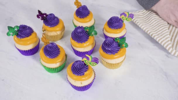 Herstellung Von Vanille Cupcakes Mit Italienischem Buttercremezucker Für Das Mardi — Stockvideo