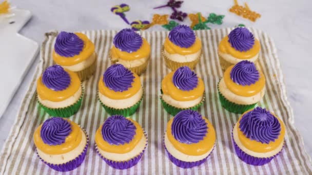 Making Vanilla Cupcakes Italian Buttercream Icing Mardi Gras Celebration — Stock Video