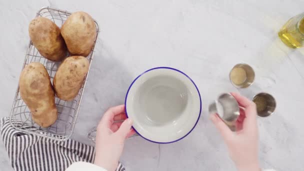 Het Maken Van Gebakken Aardappelpartjes Met Kruiden Keuken — Stockvideo
