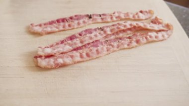Pişmiş pastırma şeritleri. Yakın görüş.