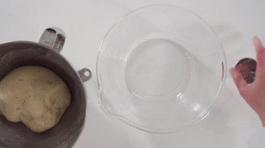 Tarçın rulolarını adım adım hazırlıyorum.