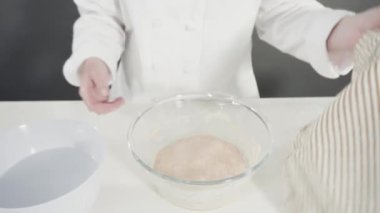 Tarçın rulolarını adım adım hazırlıyorum.