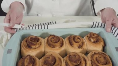 Tarçınlı çörekler mavi bir tavada.