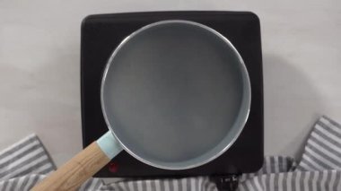 Mutfak masasında tava ve çatal bıçak.