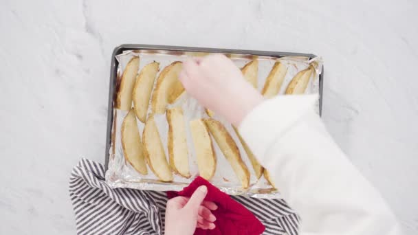 Het Maken Van Gebakken Aardappelpartjes Met Kruiden Keuken — Stockvideo