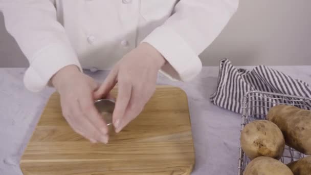Göra Bakade Potatisklyftor Med Kryddor Köket — Stockvideo