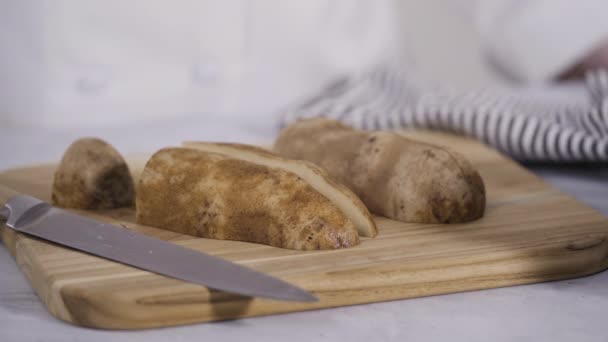 Mutfakta Baharatlı Fırında Patates Kamışı Yapmak — Stok video