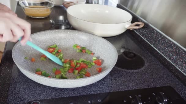Reggeli Burrito Főzés Friss Zöldségekkel Tojással Szalonnával Liszttortillában — Stock videók