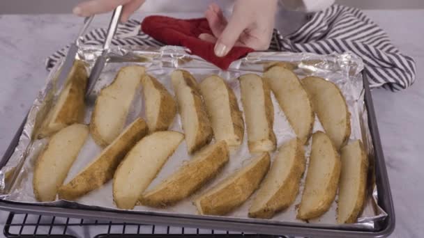 Herstellung Von Kartoffelkeilen Mit Gewürzen Der Küche — Stockvideo