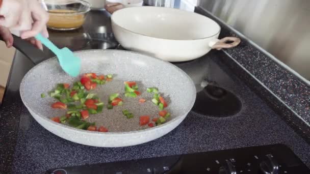 Ontbijtburrito Koken Met Verse Groenten Eieren Spek Meeltortilla — Stockvideo