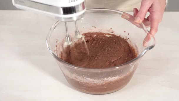 Fare Torta Bundt Cioccolato Con Glassa Cioccolato Decorata Con Mirtilli — Video Stock