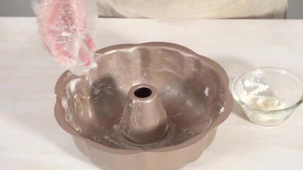 Gâteau Bundt Chocolat Avec Glaçage Chocolat Décoré Canneberges Fraîches Romarin — Video