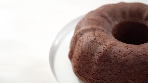 Herstellung Von Schokolade Bündel Kuchen Mit Schokolade Zuckerguss Mit Frischen — Stockvideo