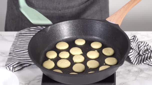 Mini Pfannkuchen Müsli Schritt Für Schritt Zubereiten — Stockvideo