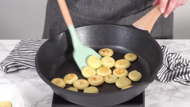 Mini Pfannkuchen Müsli Schritt Für Schritt Zubereiten — Stockvideo