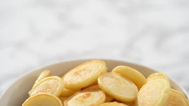 Mini Pfannkuchen Müsli Schritt Für Schritt Zubereiten — Stockvideo