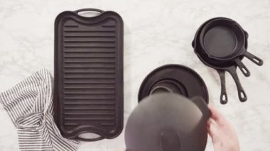 Mermer tezgahtaki dökme demir mutfak malzemelerinin çeşitliliği.