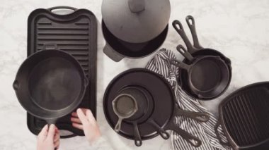 Mermer tezgahtaki dökme demir mutfak malzemelerinin çeşitliliği.