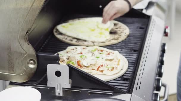 Individuele Gegrilde Pizza Klaarmaken Een Outdoor Gasgrill — Stockvideo