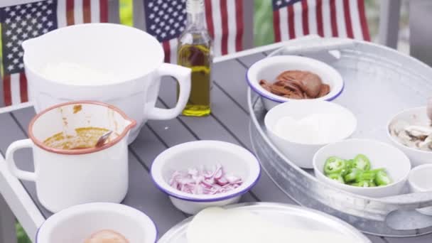 Preparação Pizzas Grelhadas Individuais Uma Churrasqueira Gás Livre — Vídeo de Stock