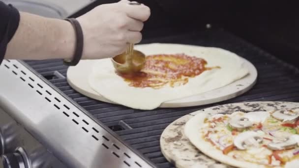 Przygotowanie Pizzy Grillowanej Grillu Wolnym Powietrzu — Wideo stockowe
