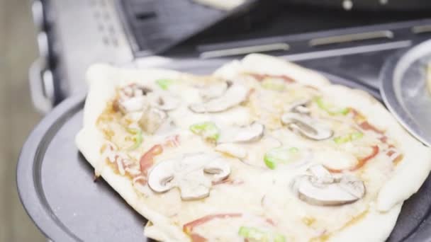 Подготовка Индивидуальных Пицц Открытом Газовом Гриле — стоковое видео