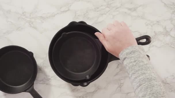 Різноманітність Чавунного Посуду Мармуровій Стільниці — стокове відео