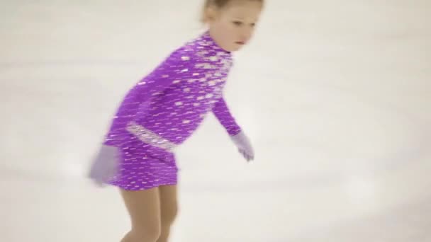 Klein Meisje Oefenen Kunstschaatsen Een Indoor Schaatsbaan — Stockvideo