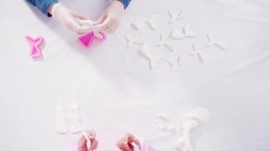 Süslü deniz kızı Cadılar Bayramı balkabağı yaratmak için akrilik boyalı balkabağı boyamak.