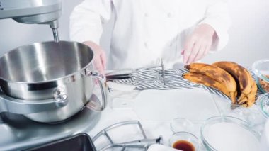 Ev yapımı karamel, muz cipsi ve cevizli muzlu kek yapıyorum..