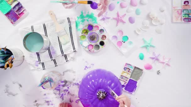 장식된 핼러윈 호박을 만들기 아크릴 페인트를 공예품 — 비디오