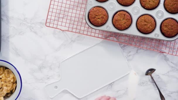 Hacer Cupcakes Plátano Con Caramelo Casero Chips Plátano Nueces — Vídeos de Stock