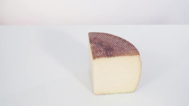 Gourmet Τυρί Σφήνα Κοντινή Θέα Στο Λευκό — Αρχείο Βίντεο