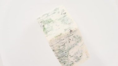 Gurme peynir dilimi, beyaza yakın görünüm