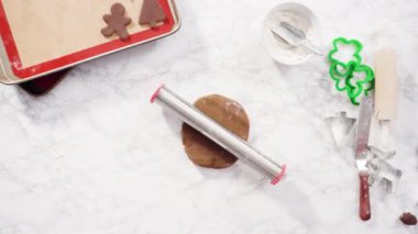 Dev Noel kurabiyeleriyle şekerli kurabiyeleri kesiyorum..