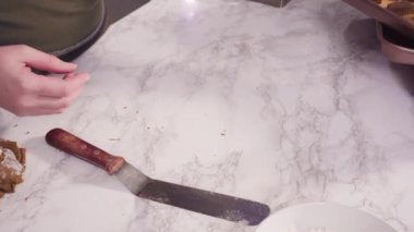 Dev Noel kurabiyeleriyle şekerli kurabiyeleri kesiyorum..