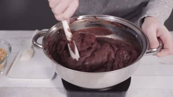 Λιώνοντας Κομμάτια Σοκολάτας Στην Κατσαρόλα Μαγειρέματος Για Κάνει Macadamia Καρύδι — Αρχείο Βίντεο