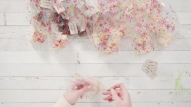 Ev yapımı macadamia şekerlemesi küçük hediye paketlerine konuyor..