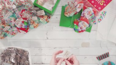 Ev yapımı macadamia şekerlemesi küçük hediye paketlerine konuyor..