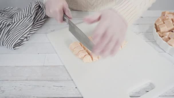 Cortar Caramelo Macadamia Casero Una Tabla Cortar Blanca — Vídeo de stock