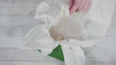 Ev yapımı macadamia şekerlemesi küçük hediye paketlerine konuyor..